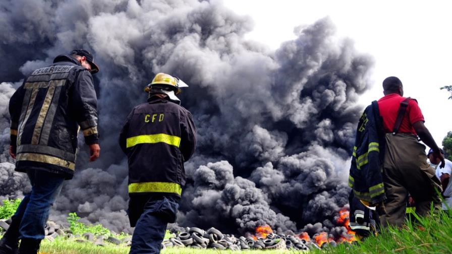 El incendio de neumáticos en Santiago habría sido provocado por temor a la chikungunya