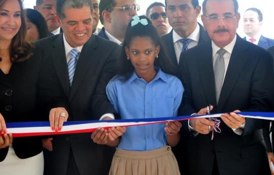 Presidente Medina inaugura 11 centros educativos Santiago