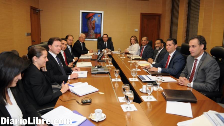 Valdez Albizu recibe a misión del FMI en el Banco Central