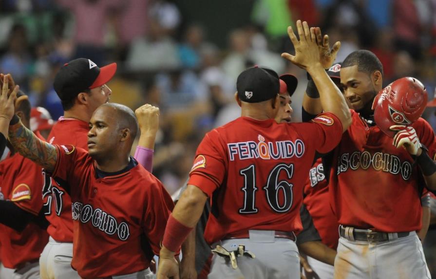 El Escogido gana y se afianza en primero; triple empate en la segunda posición