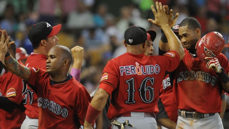 El Escogido gana y se afianza en primero; triple empate en la segunda posición