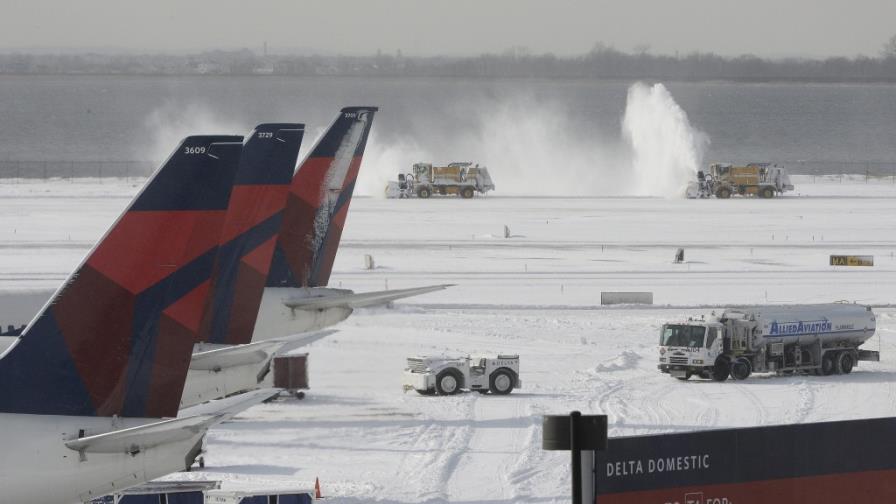 Reabre el aeropuerto JFK de Nueva York tras un pequeño incidente por el hielo