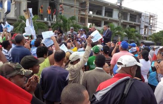 Merenguero Héctor Acosta encabeza marcha contra apagones en Bonao