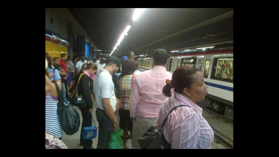 Evacuan pasajeros de un tren del metro por falla de su sistema eléctrico Evacuan pasajeros de un tren del metro por falla de su sistema eléctrico