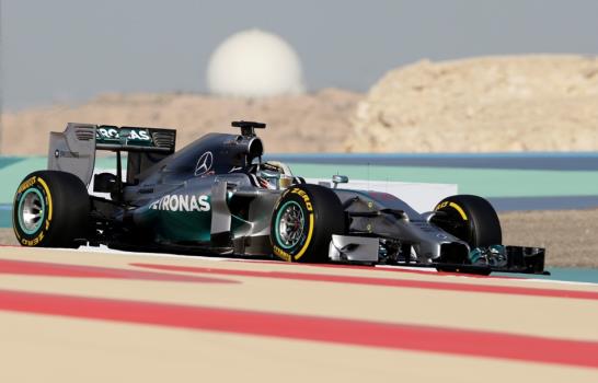 Lewis Hamilton lidera los entrenamientos libres en Baréin; Vettel se sale de pista