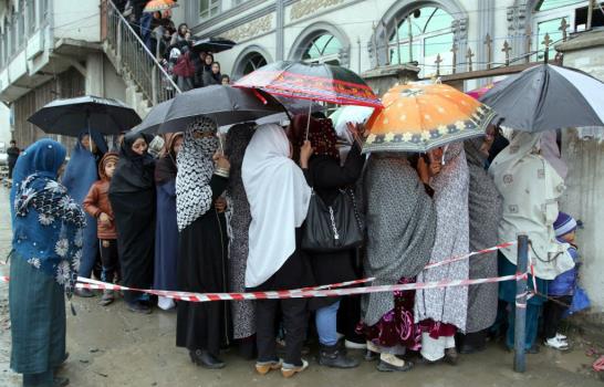 Afganos acuden a las urnas para elegir presidente