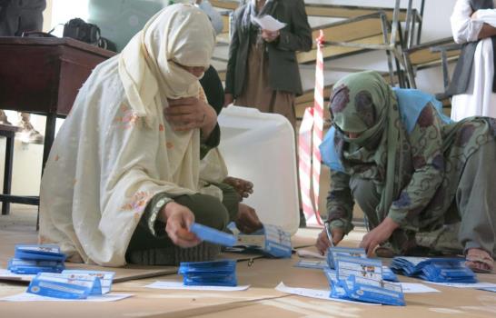 Afganos acuden a las urnas para elegir presidente