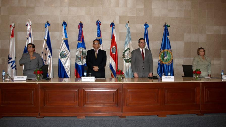 Debaten mejorar la calidad de los servicios públicos en las naciones del SICA