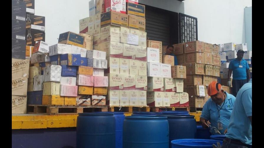 Aduanas quema 800 cajas de bebidas alcohólicas que entraron de contrabando