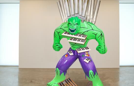 El alabado y controvertido Koons presenta su primera retrospectiva en Europa
