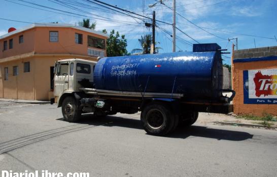 Un camión de agua cuesta más de mil pesos