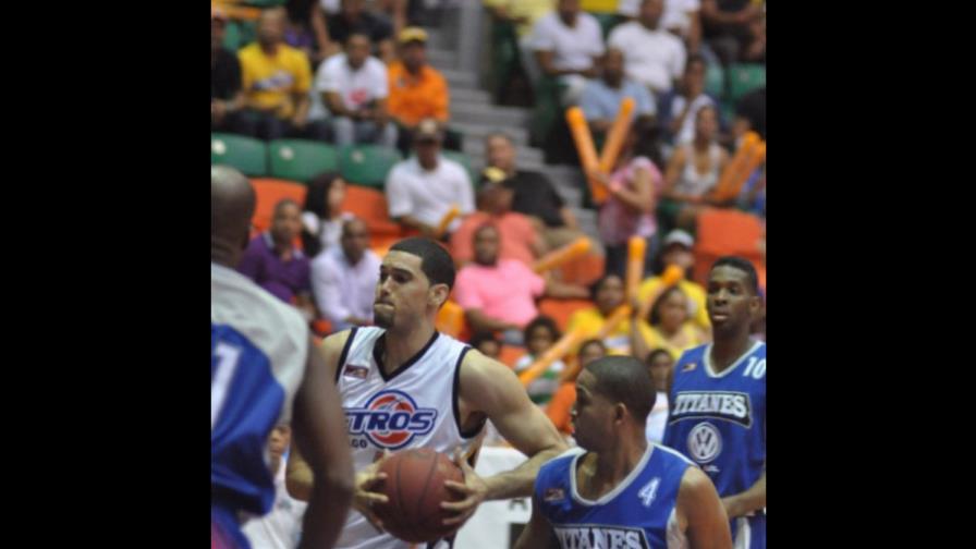 Los Metros toman la delantera en la final