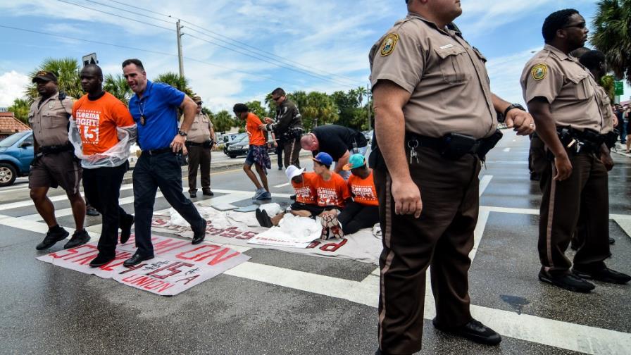 Más de 100 empleados de casas de comida rápida detenidos en protesta en EEUU