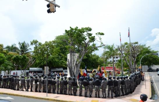 Más de 200 policías frenan a 35 estudiantes frente al Palacio Nacional