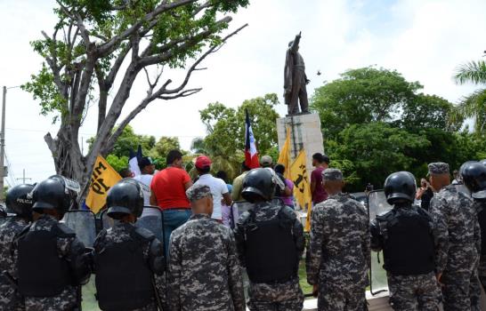 Más de 200 policías frenan a 35 estudiantes frente al Palacio Nacional