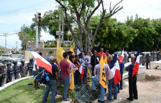 Más de 200 policías frenan a 35 estudiantes frente al Palacio Nacional