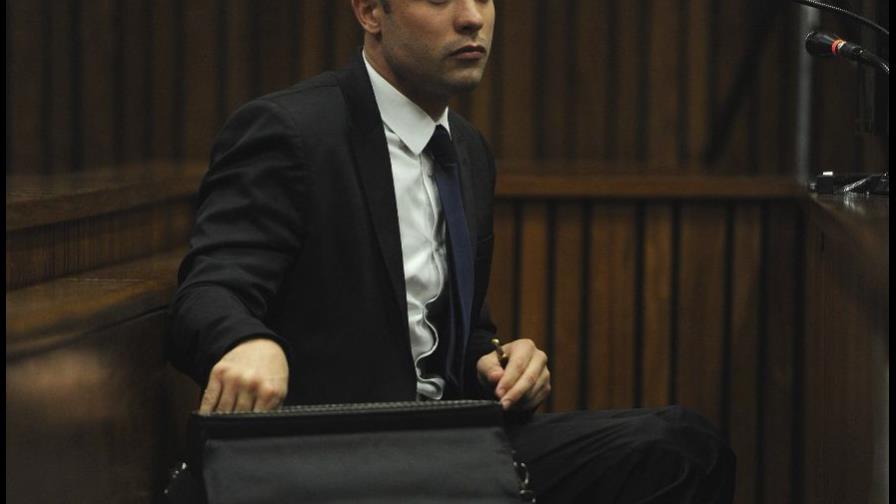 Detrás de la puerta: Un libro que alude la barrera entre el dormitorio y el baño en la residencia de Pistorius