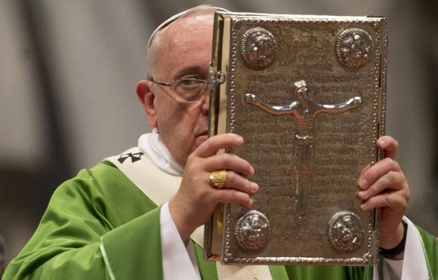 Papa abre el Sínodo rechazando a malos pastores que presionan a la sociedad