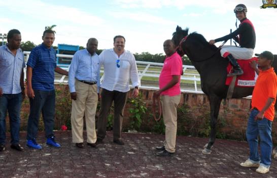Gran regreso de Amoroso; fanático se lleva Poolpote en el hipódromo V Centenario