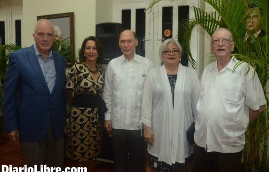 La Academia de la Historia, entre copas y brindis, festeja la Navidad