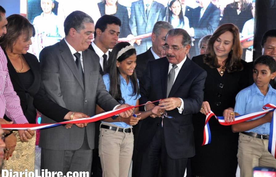 Danilo Medina entrega cinco escuelas en cuatro provincias del Cibao
