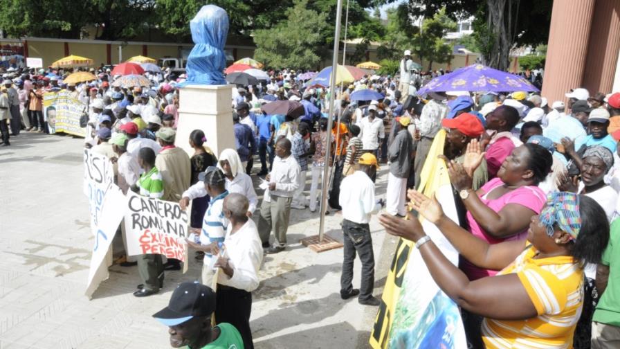 Una vez más, los cañeros piden pensión frente al Palacio Nacional Una vez más, los cañeros piden pensión frente al Palacio Nacional