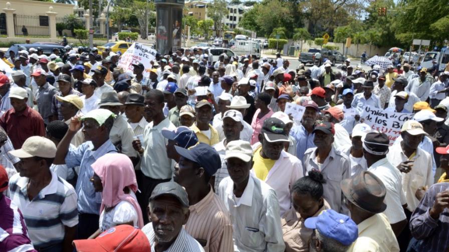 Cañeros reclaman pensiones frente al Palacio Nacional
