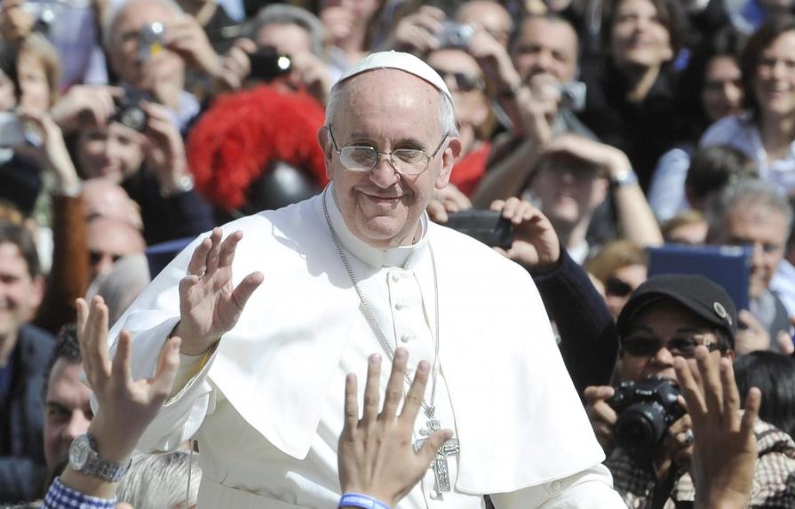 El papa desveló que lleva siempre consigo la cruz que robó a un sacerdote