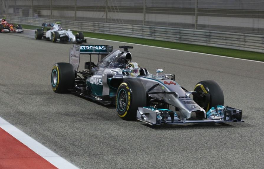 Lewis Hamilton se consagra en Bahrein; Pérez tercero