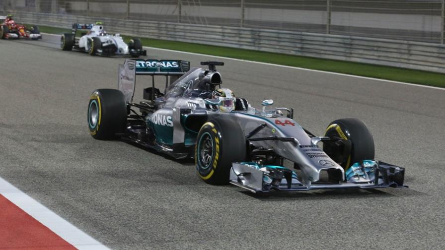 Lewis Hamilton se consagra en Bahrein; Pérez tercero