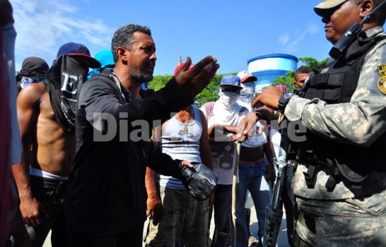 Realizan violentas protestas en Villa González; hay dos heridos y cinco detenidos