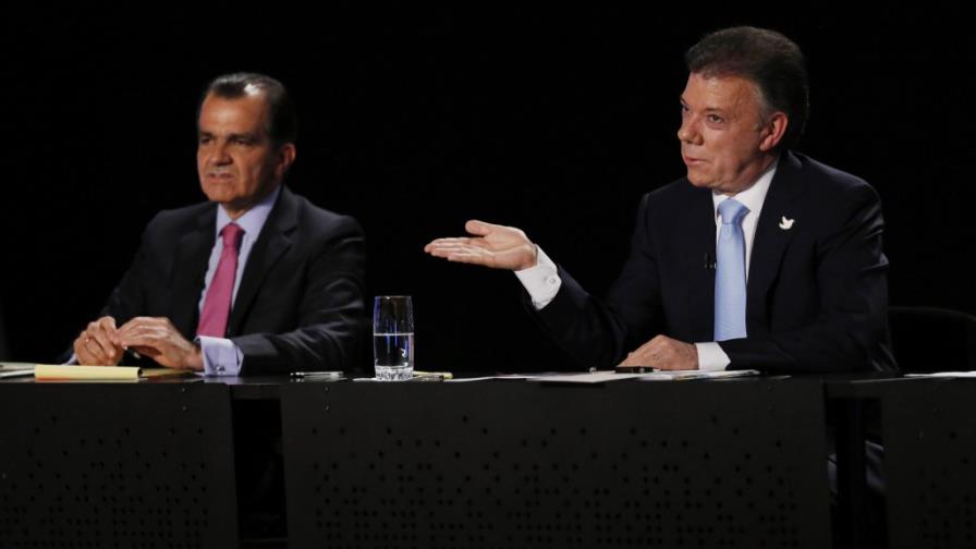 Santos y Zuluaga se enfrentan en debate por paz Santos y Zuluaga se enfrentan en debate por paz