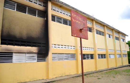 Estudiante quemó escuela para dejar recuerdo inolvidable porque se va del país