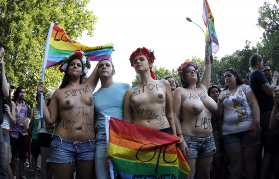 Una multitud clama por los derechos de los homosexuales en todo el mundo