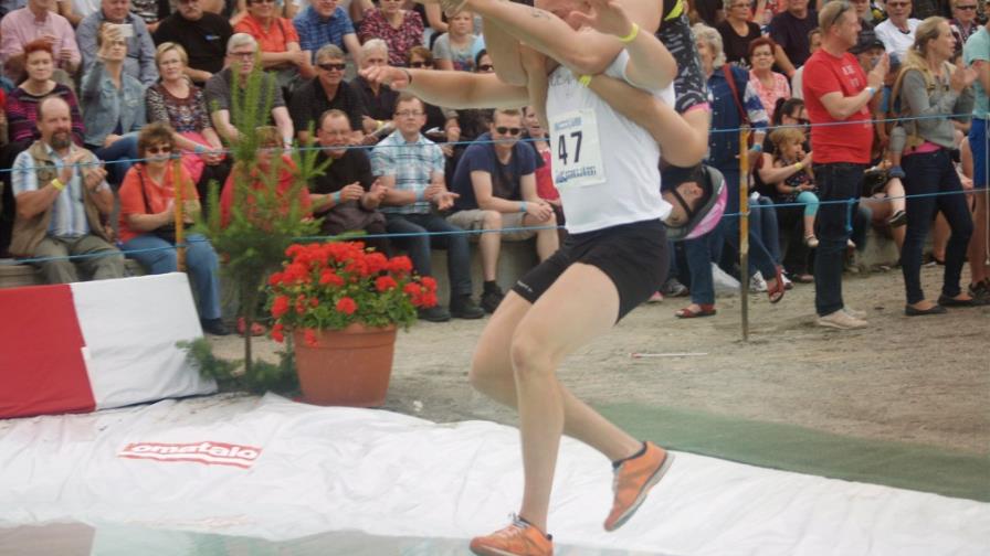 Finlandeses ganan carrera de cargar esposa