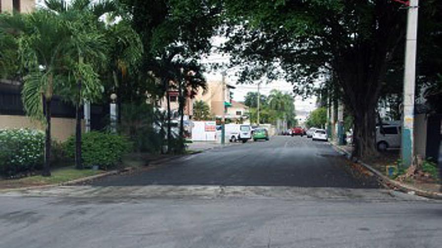 Señora dice que un atracador le apuntó con una pistola