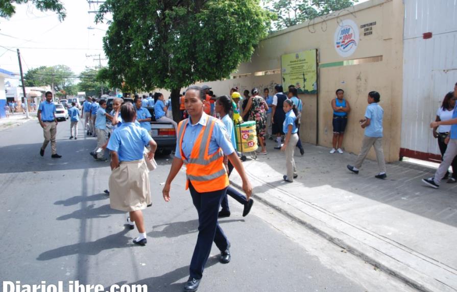 Critican manejo de licitación para adquirir uniformes escolares