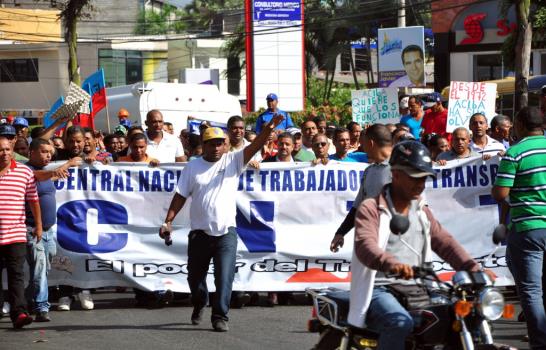 Choferes crean caos en transporte urbano e interurbano de Santiago Choferes crean caos en transporte urbano e interurbano de Santiago