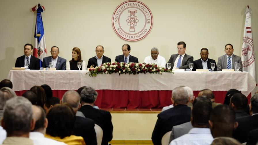 Los patronos y sindicatos reiteran sus posiciones en el inicio del diálogo tripartito