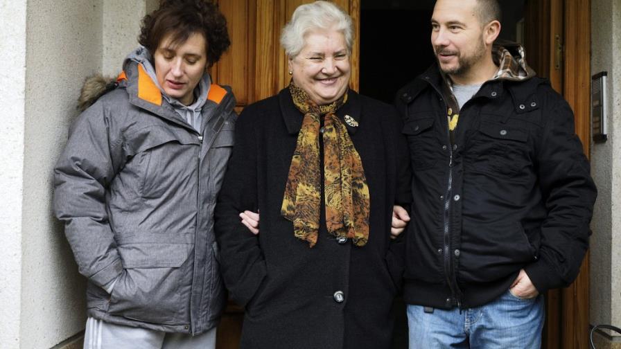 Enfermera española que se curó del ébola descansa con su familia