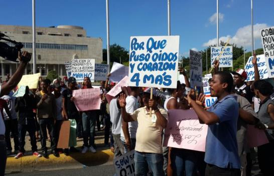 Grupo pide frente al Congreso modificar la Constitución para reelección de Danilo