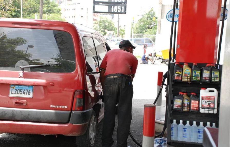 Precios de los combustibles bajan entre RD$3.00 y RD$8.10
