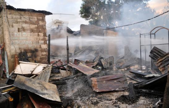Fuego destruye diez casas en Santiago
