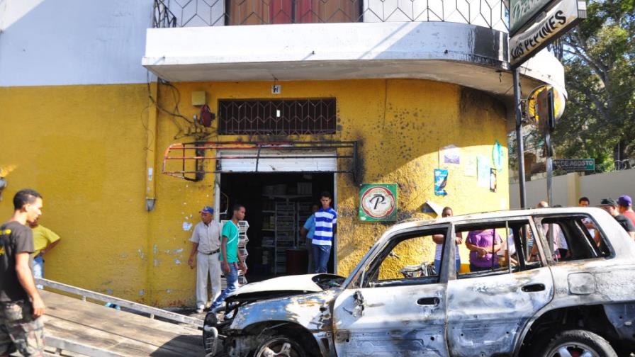 Explota tanque de GLP en yipeta y afecta supermercado