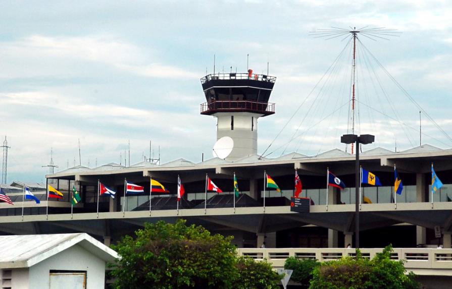 Controladores aéreos amenazan con paralizar labores en los aeropuertos