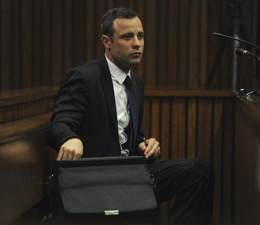 Oscar Pistorius dice estar traumatizado en su juicio por muerte a su novia