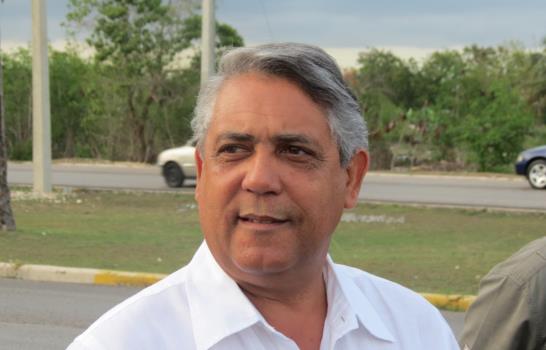 Presidente de la Unión de Microempresarios de Boca Chica protesta quitándose la cabellera Presidente de la Unión de Microempresarios de Boca Chica protesta quitándose la cabellera