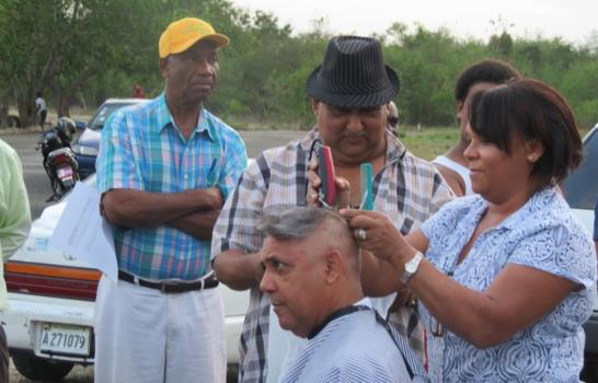 Presidente de la Unión de Microempresarios de Boca Chica protesta quitándose la cabellera Presidente de la Unión de Microempresarios de Boca Chica protesta quitándose la cabellera