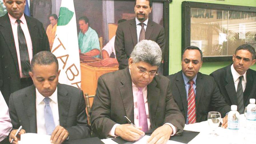 El FONPER entrega RD$2 millones para el sector tabaquero El FONPER entrega RD$2 millones para el sector tabaquero