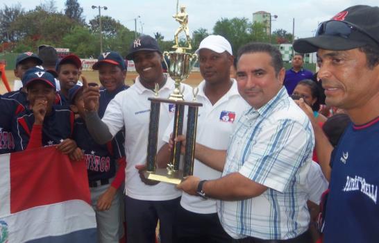 Los Vecinitos ganaron el torneo de Santo Domingo Este